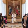 Il Papa ai teologi: andate oltre, la Tradizione non è “indietrismo”